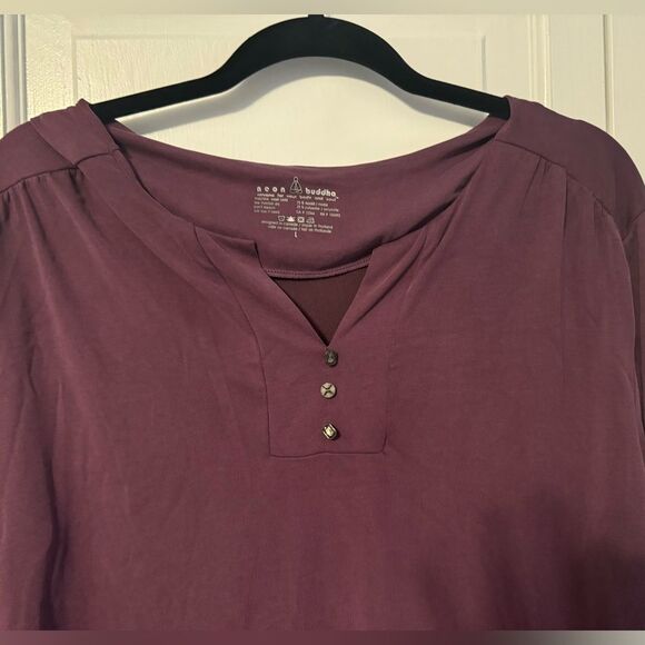 Soft lightweight VNeck Long Sleeve Shirt. L. Never worn. Maroon.3 buttons. - Picture 12 of 12